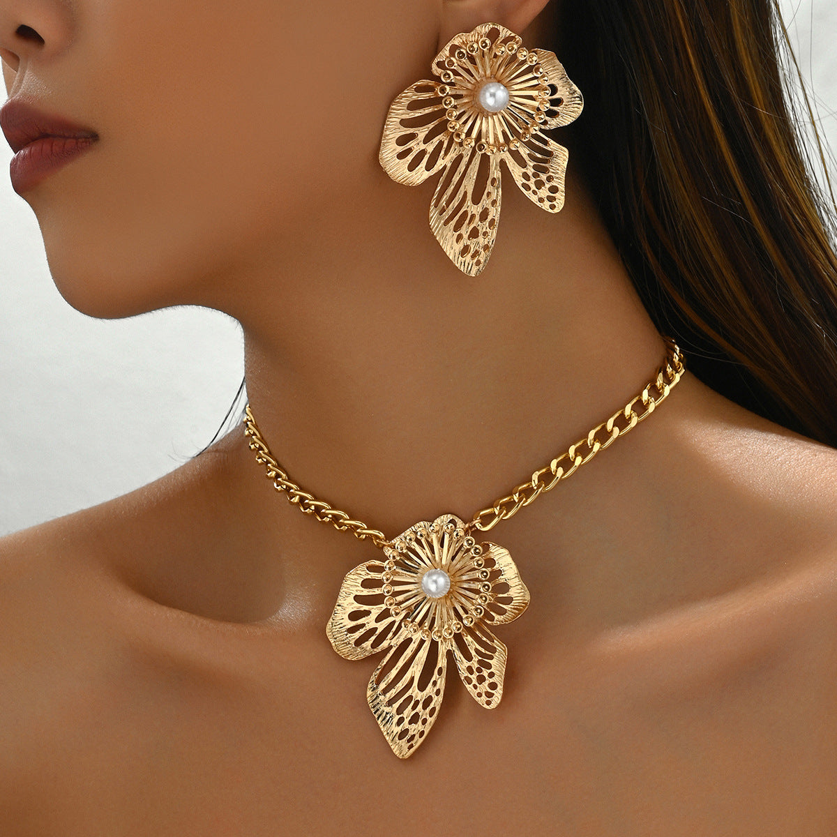 Parure di collana da donna con ciondolo in lega stile floreale, intarsi in perle e catena ritorta
