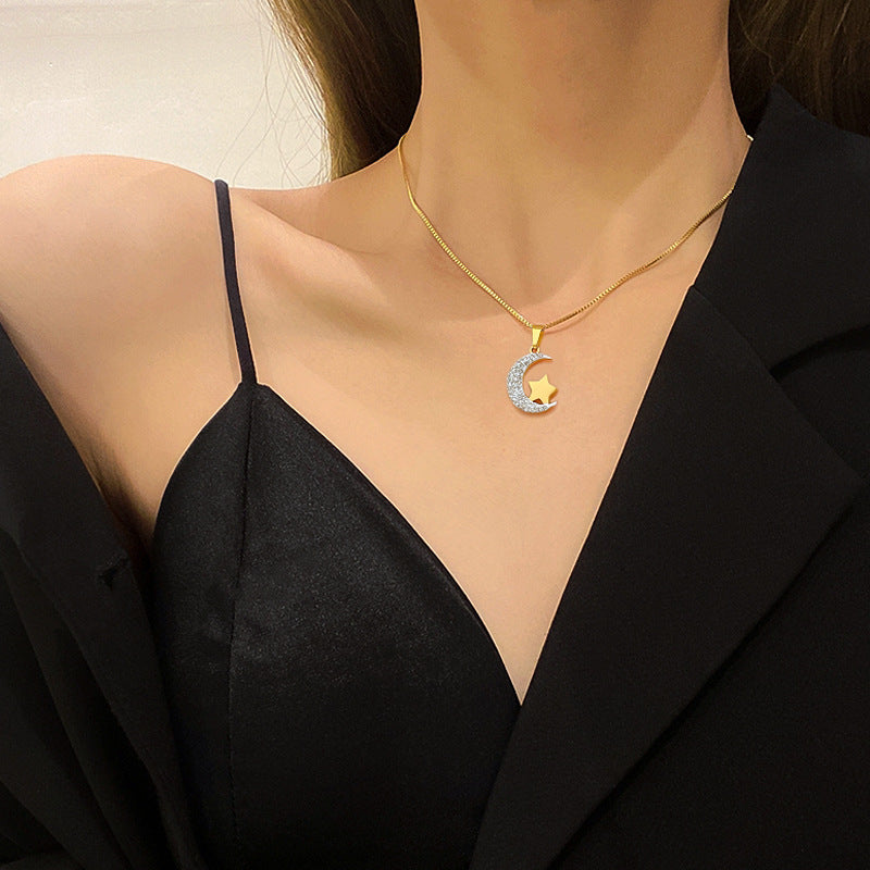 Collana con Pendente Minimalista in Acciaio al Titanio con Luna e Stella da Donna, Stile Medaglione Geometrico, Catena per Clavicola