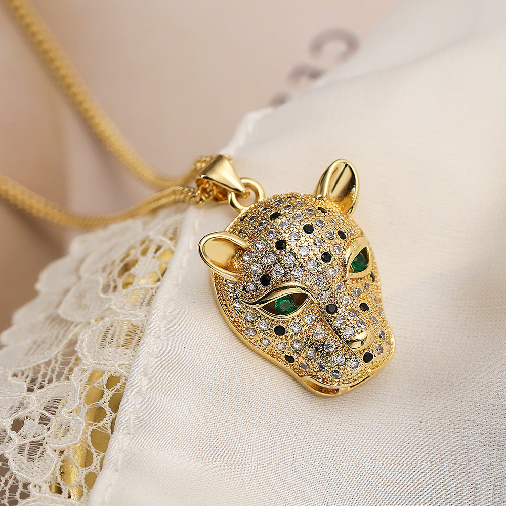 Collana con pendente a testa di leopardo in stile hip hop da donna con base in rame e placcatura in oro vero con accenti di strass