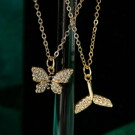 Collana con ciondolo a farfalla minimalista in rame con accenti di zirconi per donne