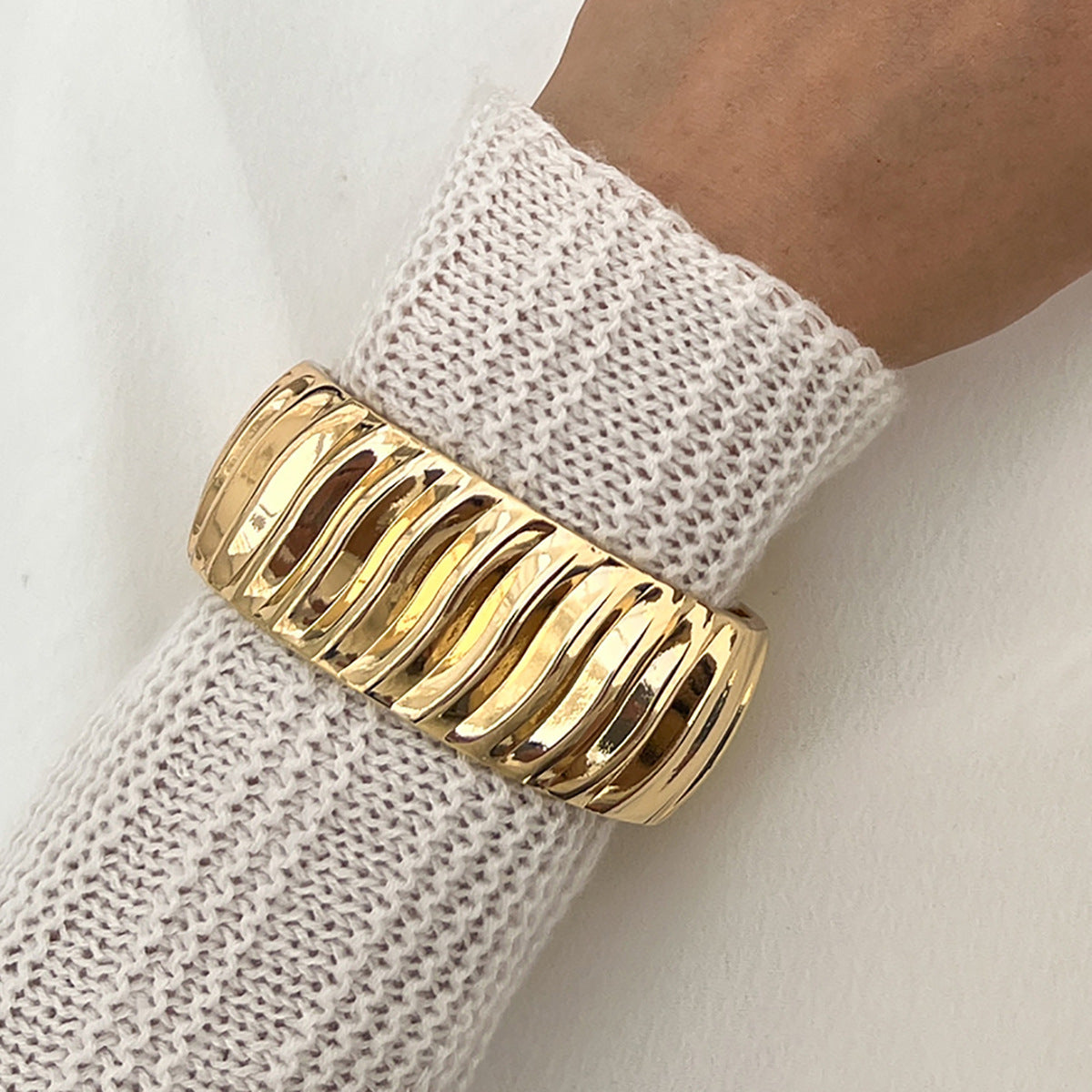 Pulsera minimalista con diseño de ondas de aleación electrochapada con cierre de mosquetón para mujer