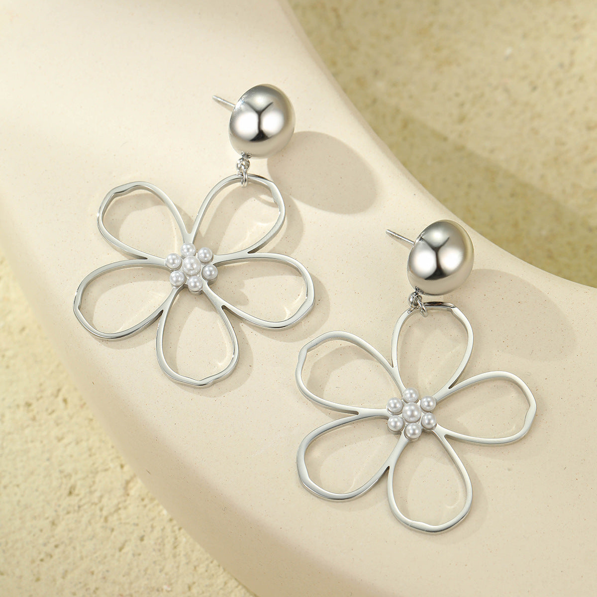 Pendientes de acero inoxidable con colgante de perla y flor hueca de estilo vintage para mujer con acabado chapado
