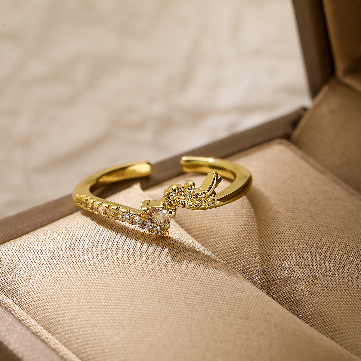 Minimalist Geometric Open Ring for Women with Gold Plating and Zircon Inlay in Copper Base