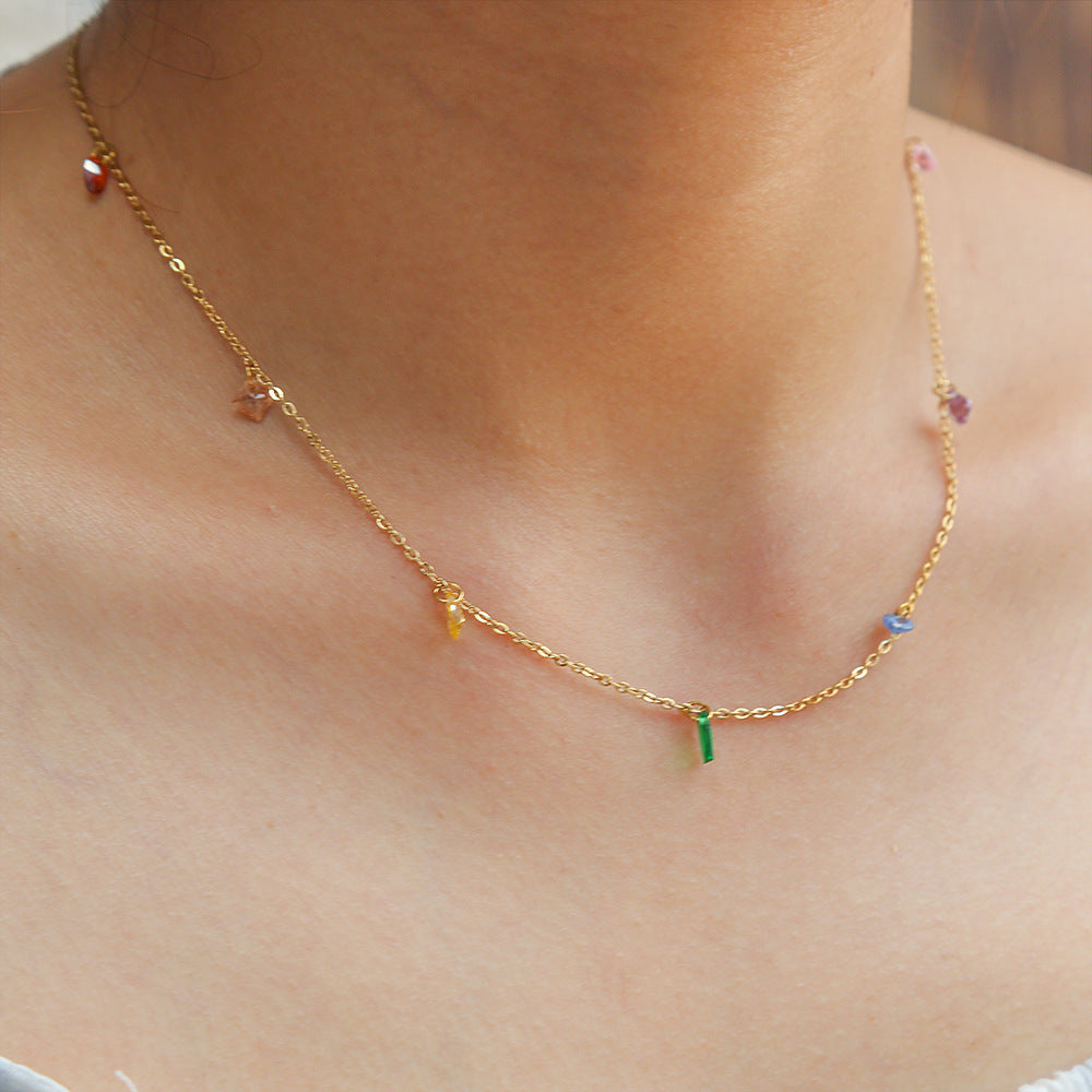 Collana da donna a forma di U minimalista con strass arcobaleno in acciaio inossidabile, finitura placcata e catena a O
