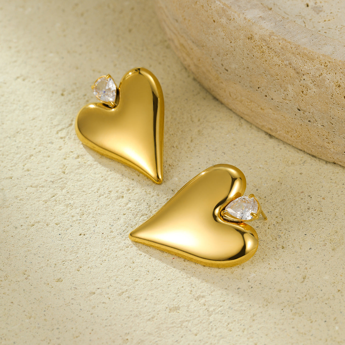 Orecchini a perno minimalisti a forma di cuore in acciaio al titanio con intarsio di zirconi per donna