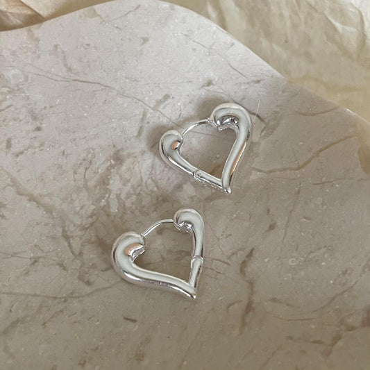 Orecchini a perno minimalisti a forma di cuore in argento sterling 925 da donna con finitura placcata
