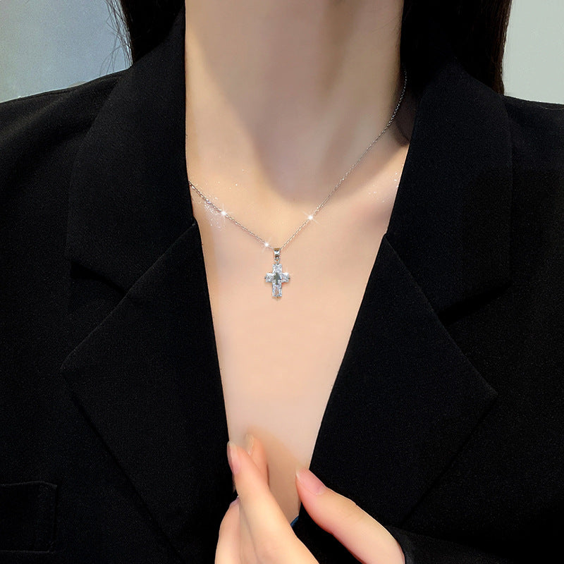 Collana di Lusso a Croce Geometrica da Donna in Acciaio al Titanio con Intarsi di Strass