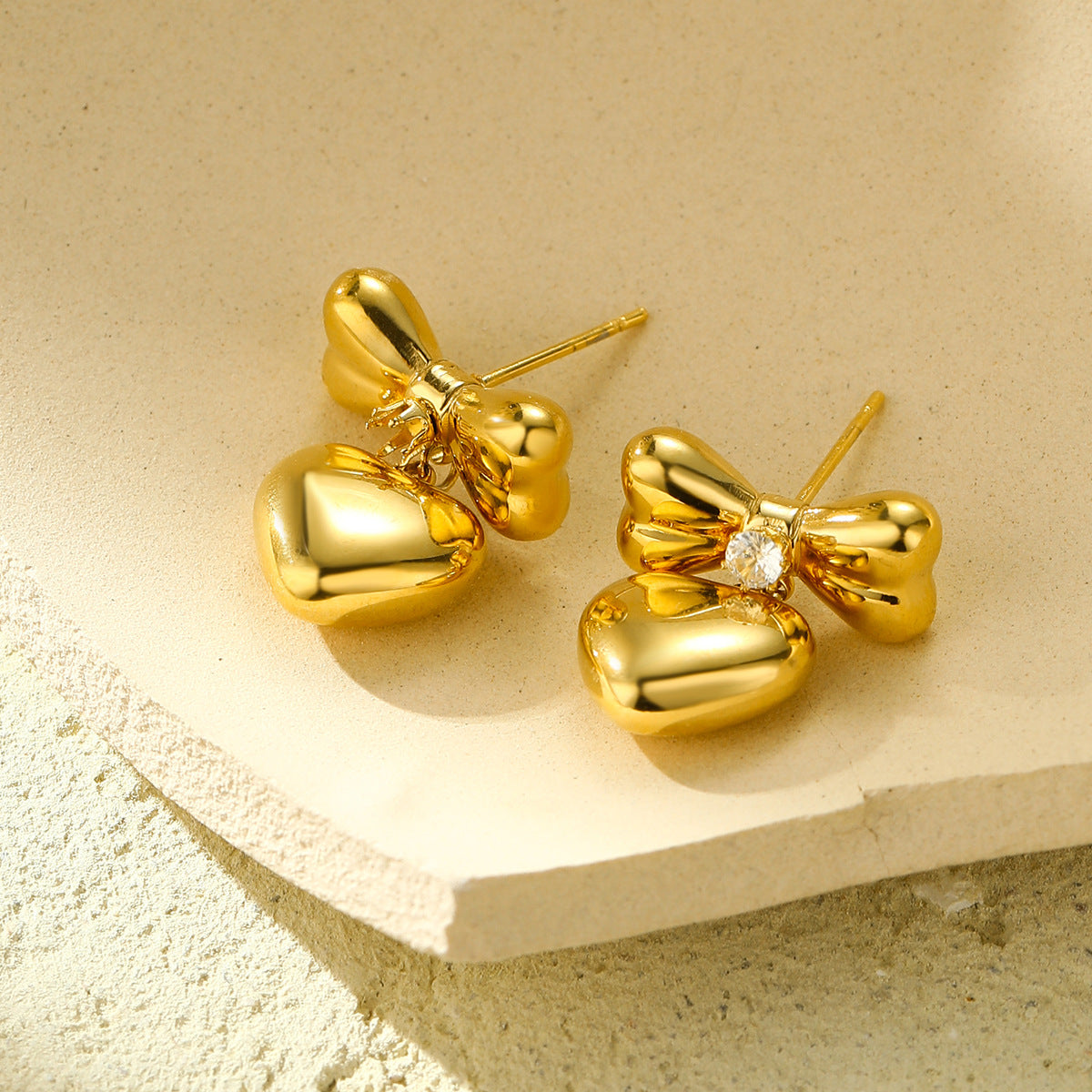 Pendientes elegantes de acero de titanio con lazo para mujer con detalles de pedrería, aretes de acero inoxidable en forma de corazón, minimalistas y versátiles