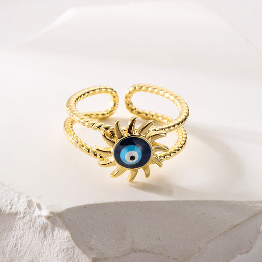 Anello geometrico aperto da donna con base in rame placcata in oro vero e smalto a forma di occhio di Horo