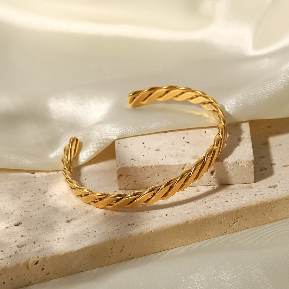 Minimalist French Style Geometric Stainless Steel Cuff Bracelet with 18K Gold Vacuum Plating and Chunky Cuban Link Design