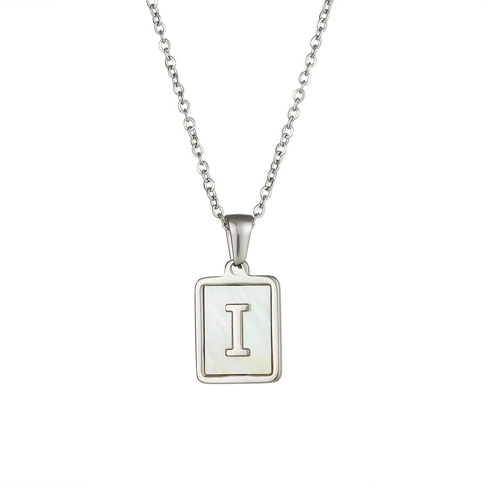 Collana con Ciondolo a Lettera Minimalista in Acciaio al Titanio per Donna con Finitura Galvanizzata e Intarsio in Madreperla Bianca Naturale