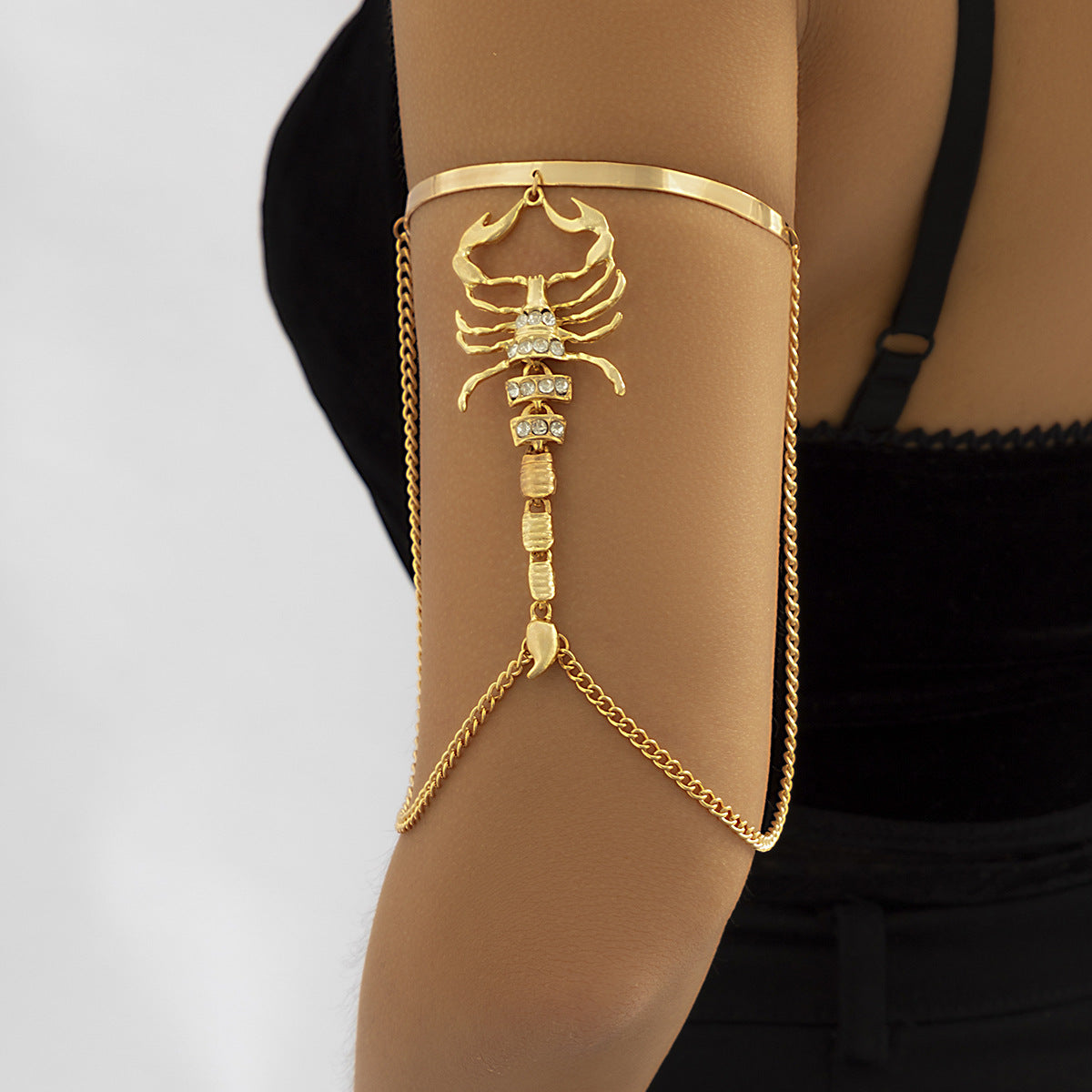 Pulsera de aleación con forma de escorpión de estilo francés vintage para mujer con incrustaciones de diamantes de imitación y detalles de flecos