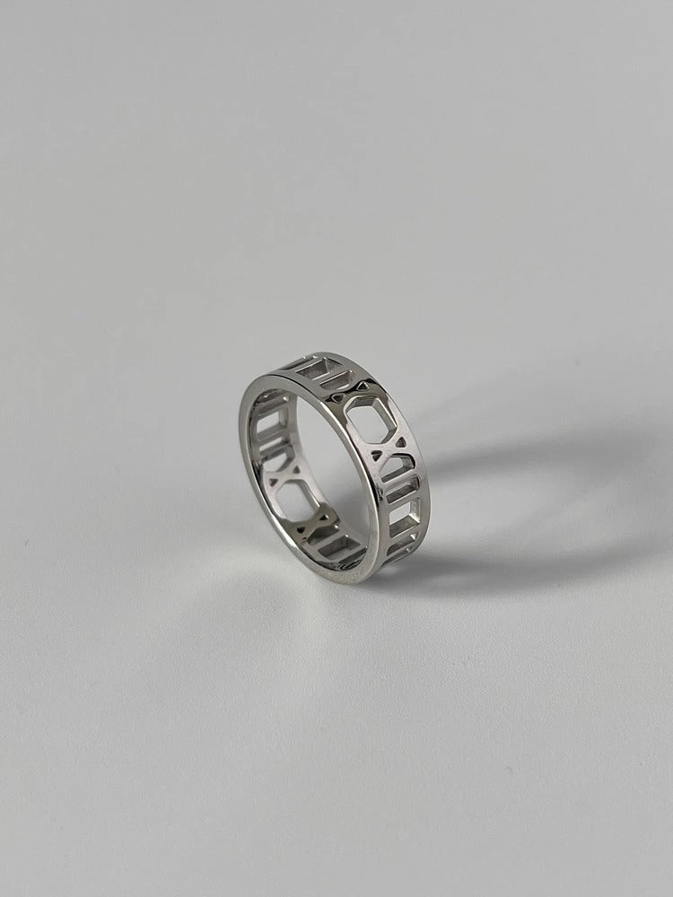Anello Minimalista in Acciaio al Titanio con Numeri Romani per Uomo e Donna, Design Intagliato e Finitura Placcata