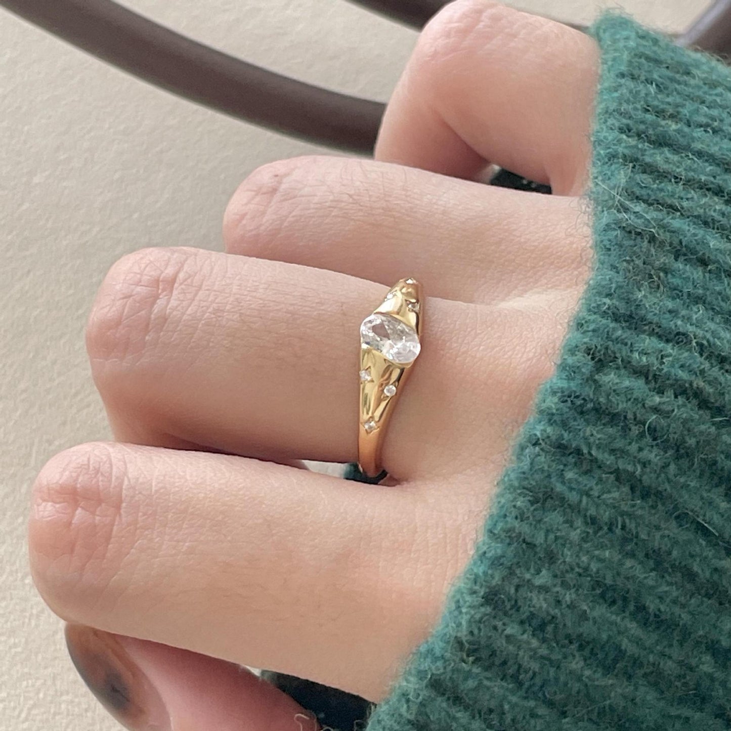 Anillo Minimalista Dulce con Número Bañado en Plata de Ley 925 con Circonita Cúbica y Perla