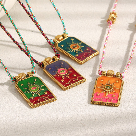 Collar colgante de tarot con diseño de sol geométrico minimalista de acero inoxidable chapado en oro de 18 quilates con detalle de esmalte en cordón ajustable