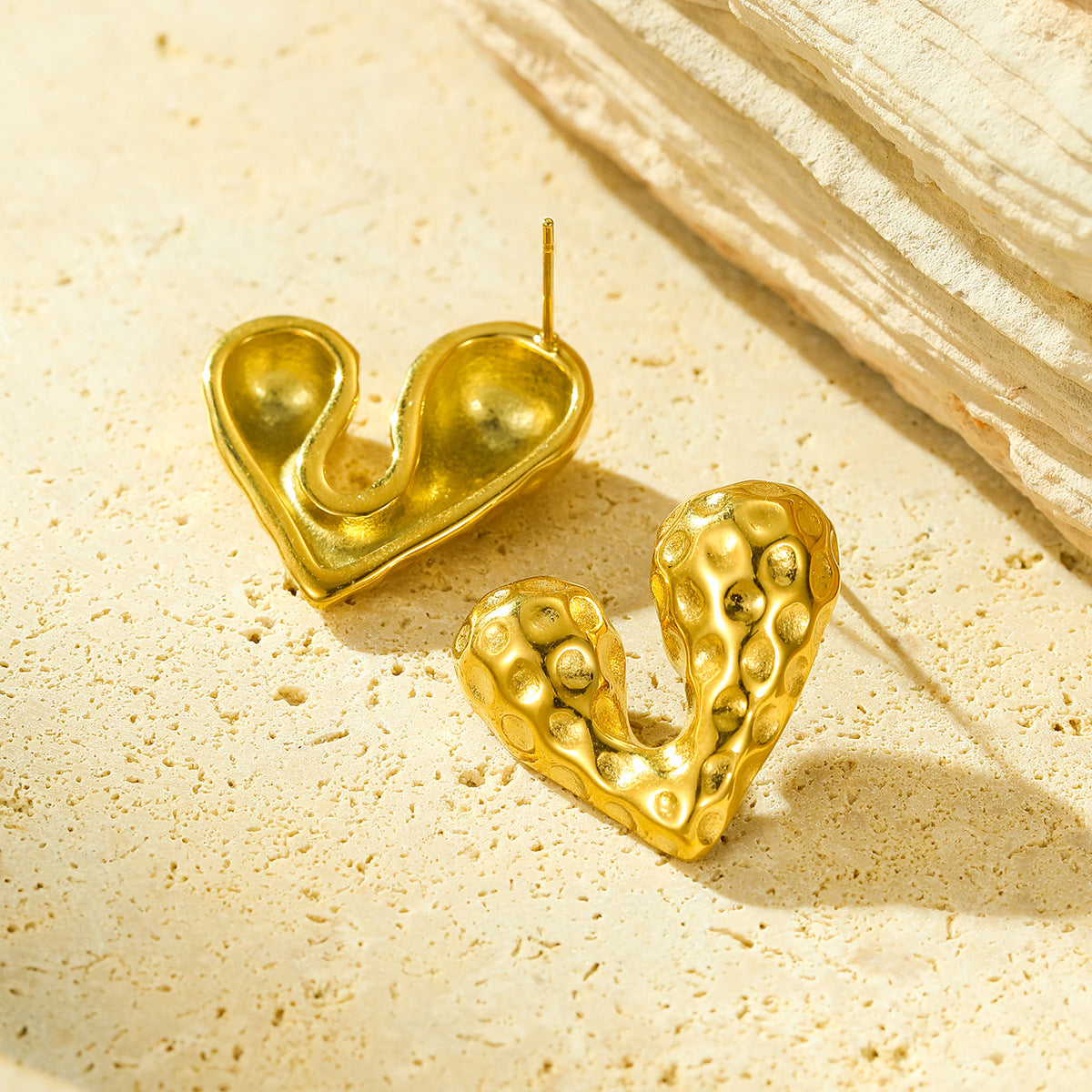 Pendientes de Corazón de Lunares Elegantes y Modernos de Acero de Titanio con Chapado en Oro de 18K para Mujer
