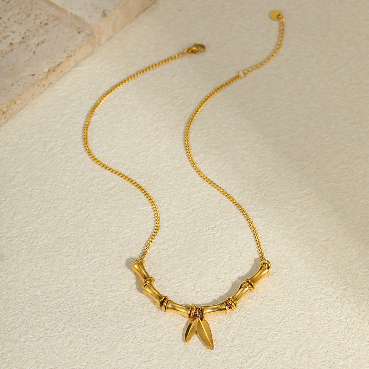 Collar con colgante de bambú y hoja de bambú minimalista de moda en acero de titanio con chapado en oro de 18 quilates para mujer