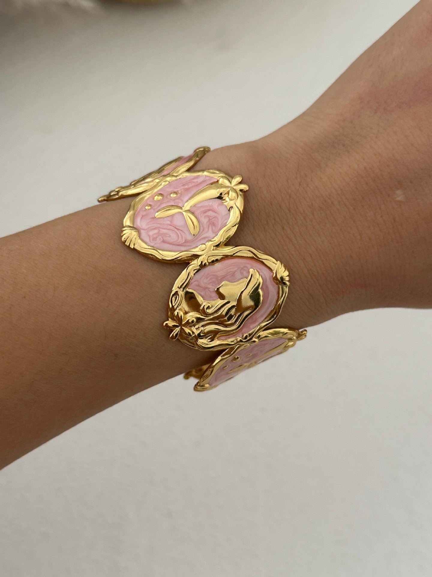 Bracciale Vintage a Forma di C con Stella Marina e Conchiglia, Smaltato e Dorato in Acciaio Inossidabile