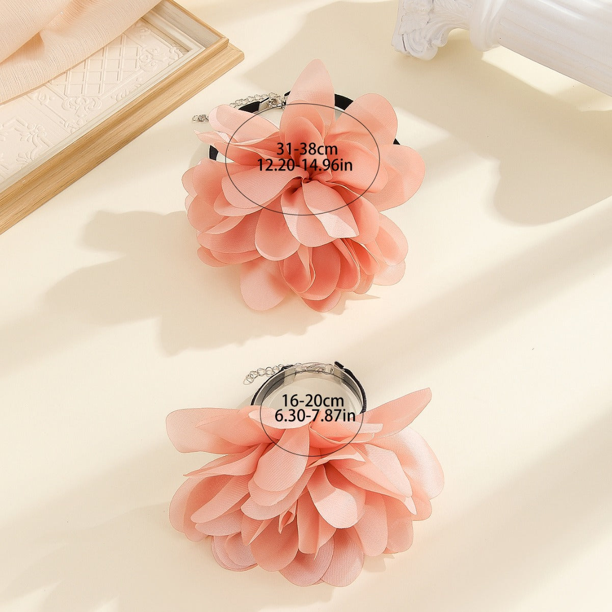 Collana da donna con rose floreali e geometriche in tessuto fatte a mano con delicati dettagli di petali, catena a medaglione in stile fresco e dolce