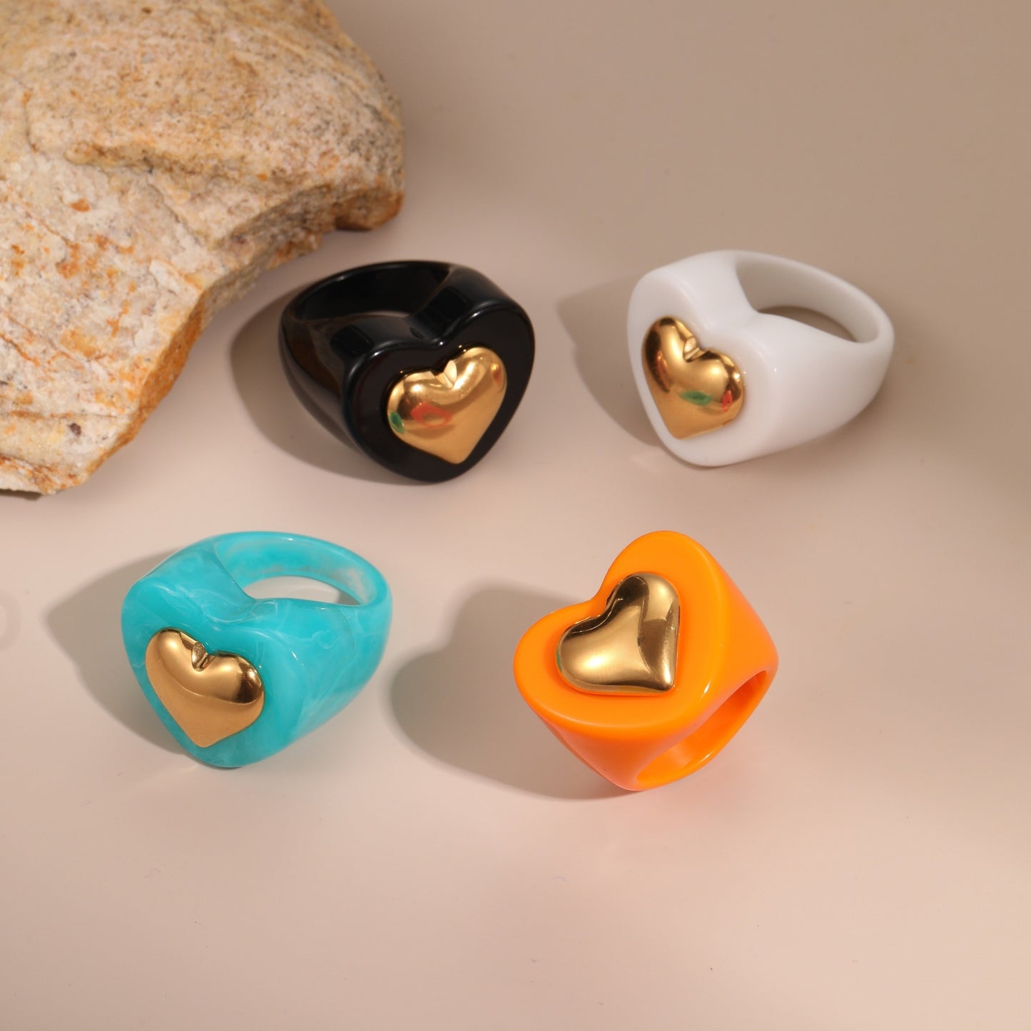 Anillo de acero de titanio con incrustaciones de resina en forma de corazón minimalista y acabado chapado para mujer