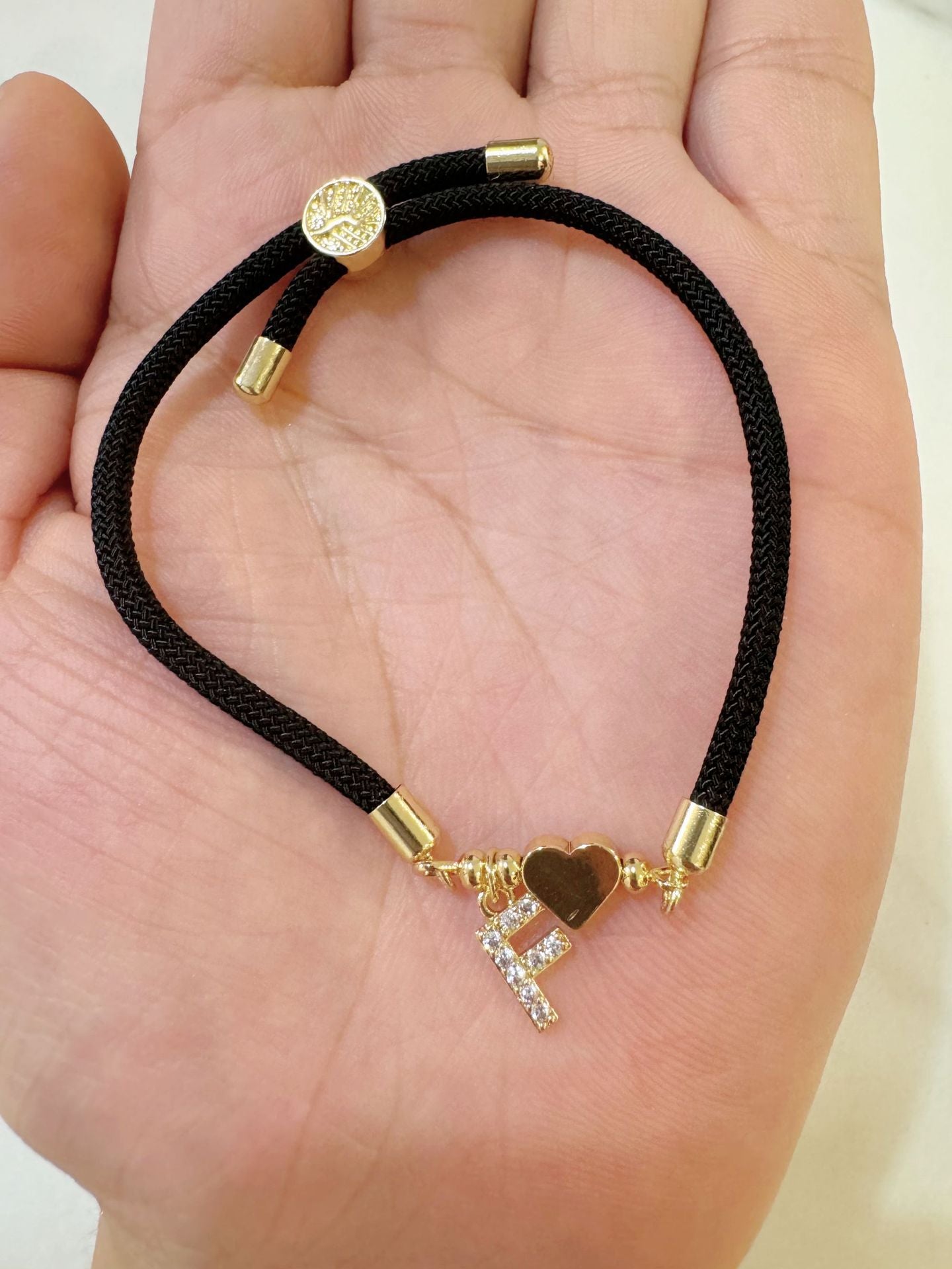 Pulsera minimalista de circonita cúbica con corazón de letra chapada en latón y cordón ajustable