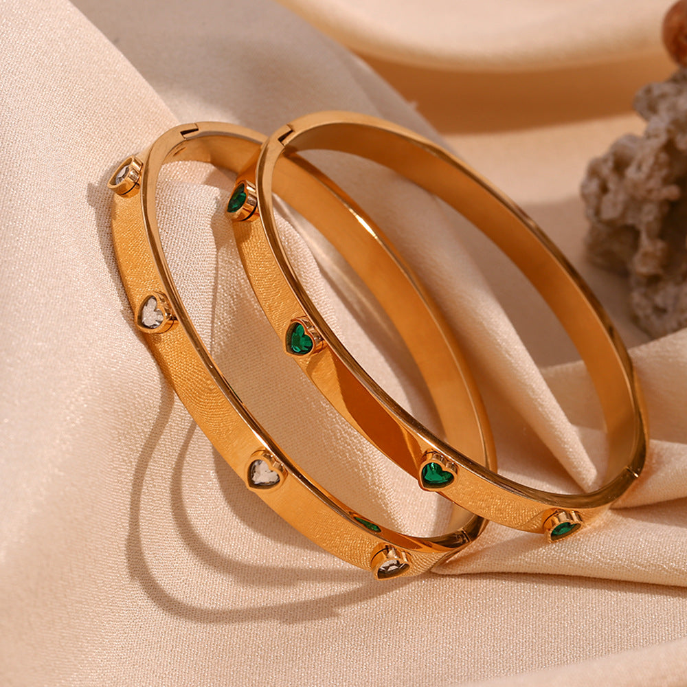 Bracciale minimalista da donna in acciaio inossidabile placcato oro 18 carati con micro-pavé di zirconi a forma di cuore e chiusura a levetta