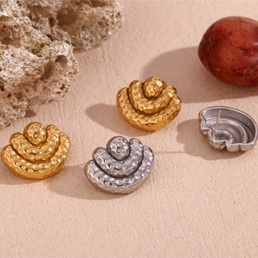 Orecchini a perno geometrici minimalisti a forma di ventaglio in acciaio inossidabile placcato oro 18K con texture martellata