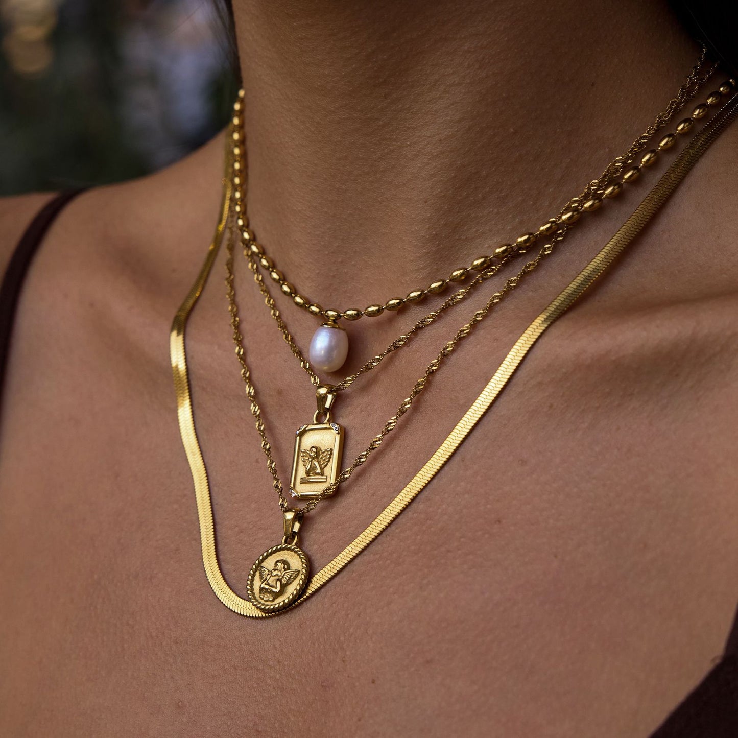 Collana da donna lussuosa, minimalista, con pendente geometrico a forma di angelo, in acciaio al titanio placcato oro 18 carati