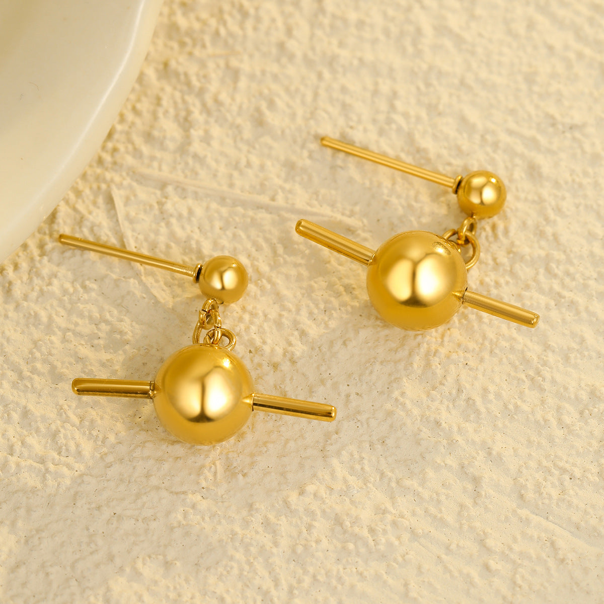 Pendientes de cuentas redondas minimalistas de acero inoxidable con acabado chapado para mujer