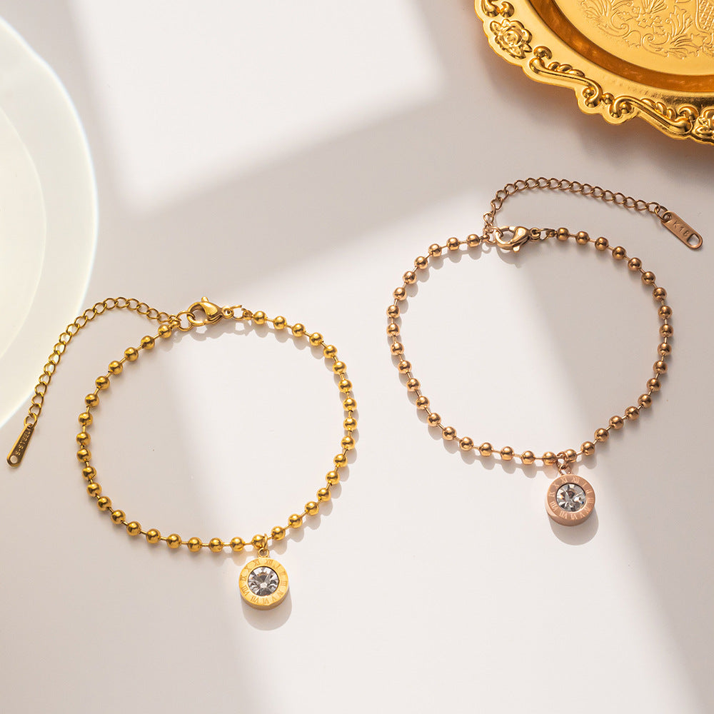 Braccialetto Minimalista Geometrico in Acciaio al Titanio da Donna con Ciondolo in Strass Numeri Romani e Finitura Lucida