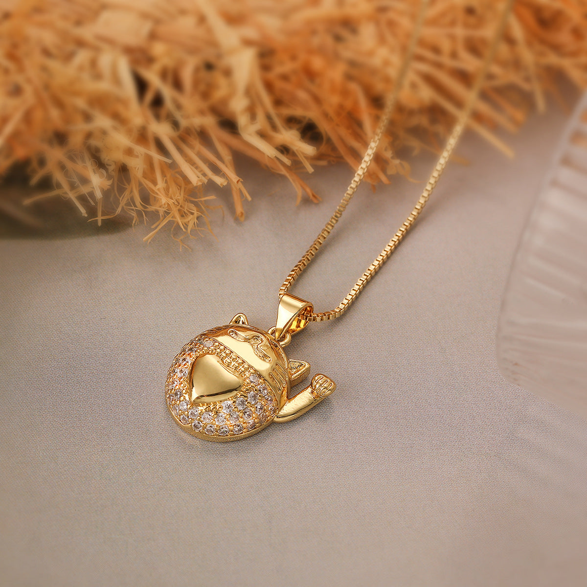 Collana pendente minimalista a forma di gatto in rame placcato oro con zirconi per donna