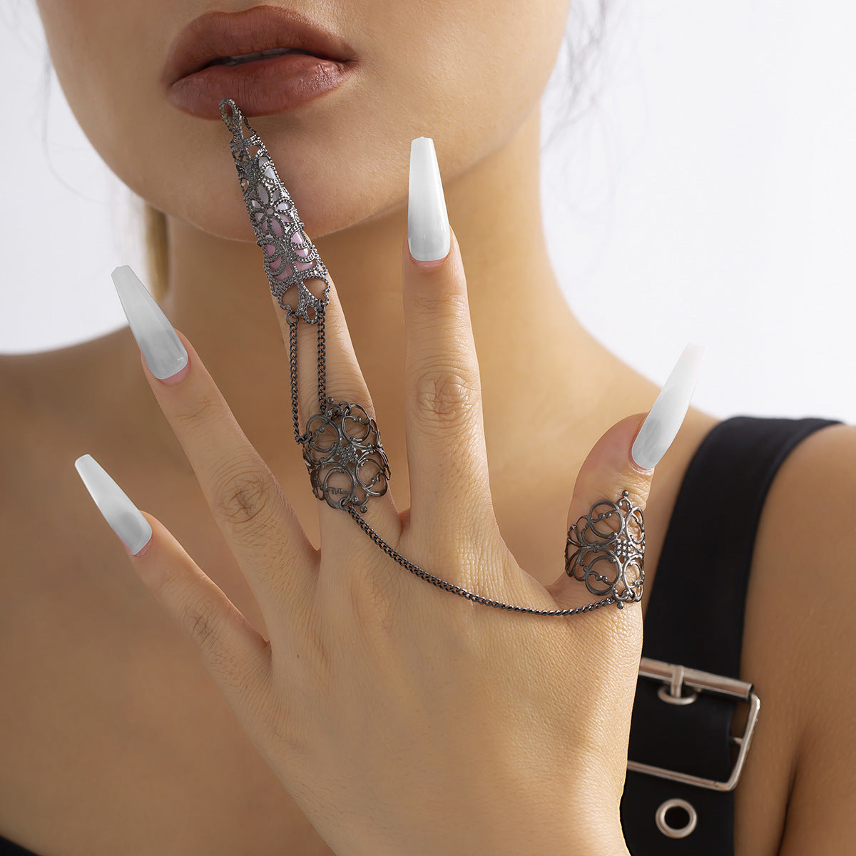 Anello geometrico a corona vuota vintage punk da donna in lega placcata con catena e motivo a rete asimmetrico