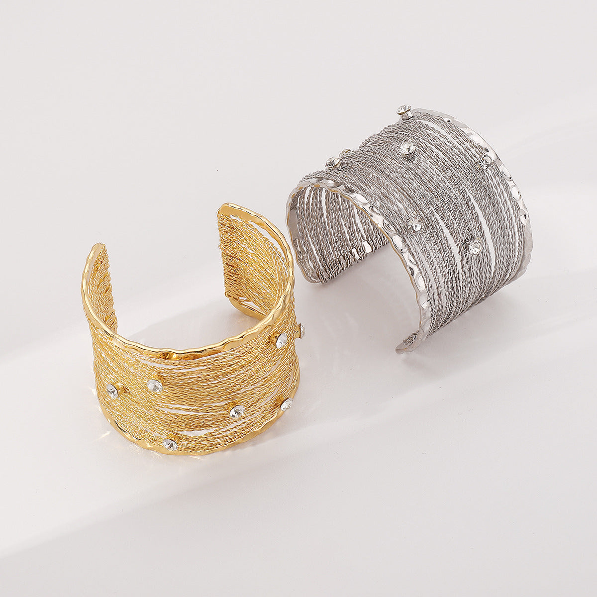 Brazalete rígido de metal texturizado geométrico estilo punk para mujer con acabado cepillado y diseño abierto ajustable
