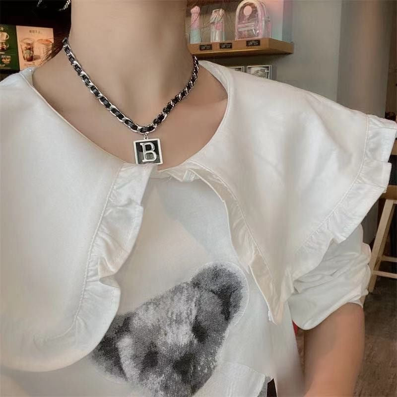Collar con colgante de letra B geométrica de moda en acero de titanio con acabado chapado estilo gargantilla corta