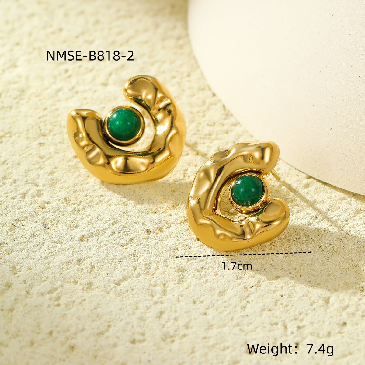 Pendientes de tuerca de acero de titanio en forma de C de estilo vintage con incrustaciones de piedra natural ojo de tigre y chapado en oro de 18 quilates
