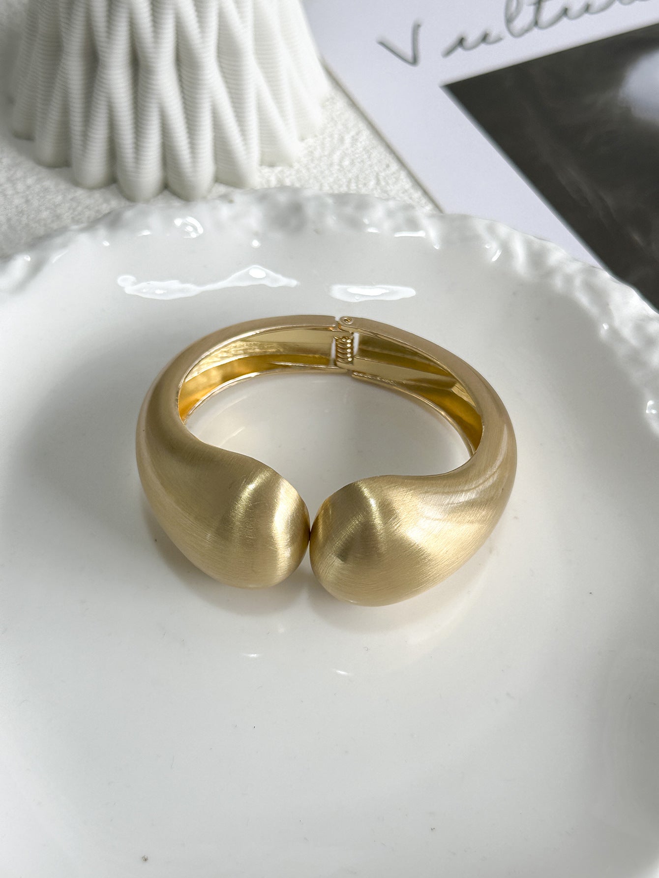 Bracciale rigido minimalista geometrico in lega spazzolata opaca