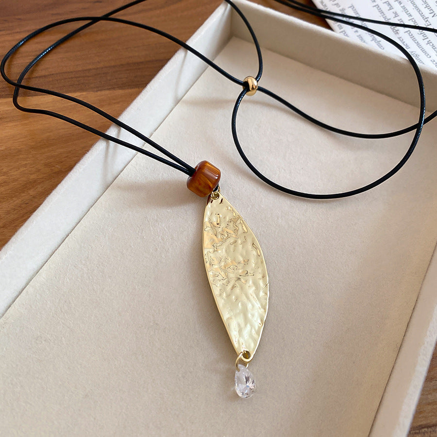 Collar con colgante de hoja minimalista de aleación con acabado chapado para mujer, cadena de suéter ligera, accesorio de lujo