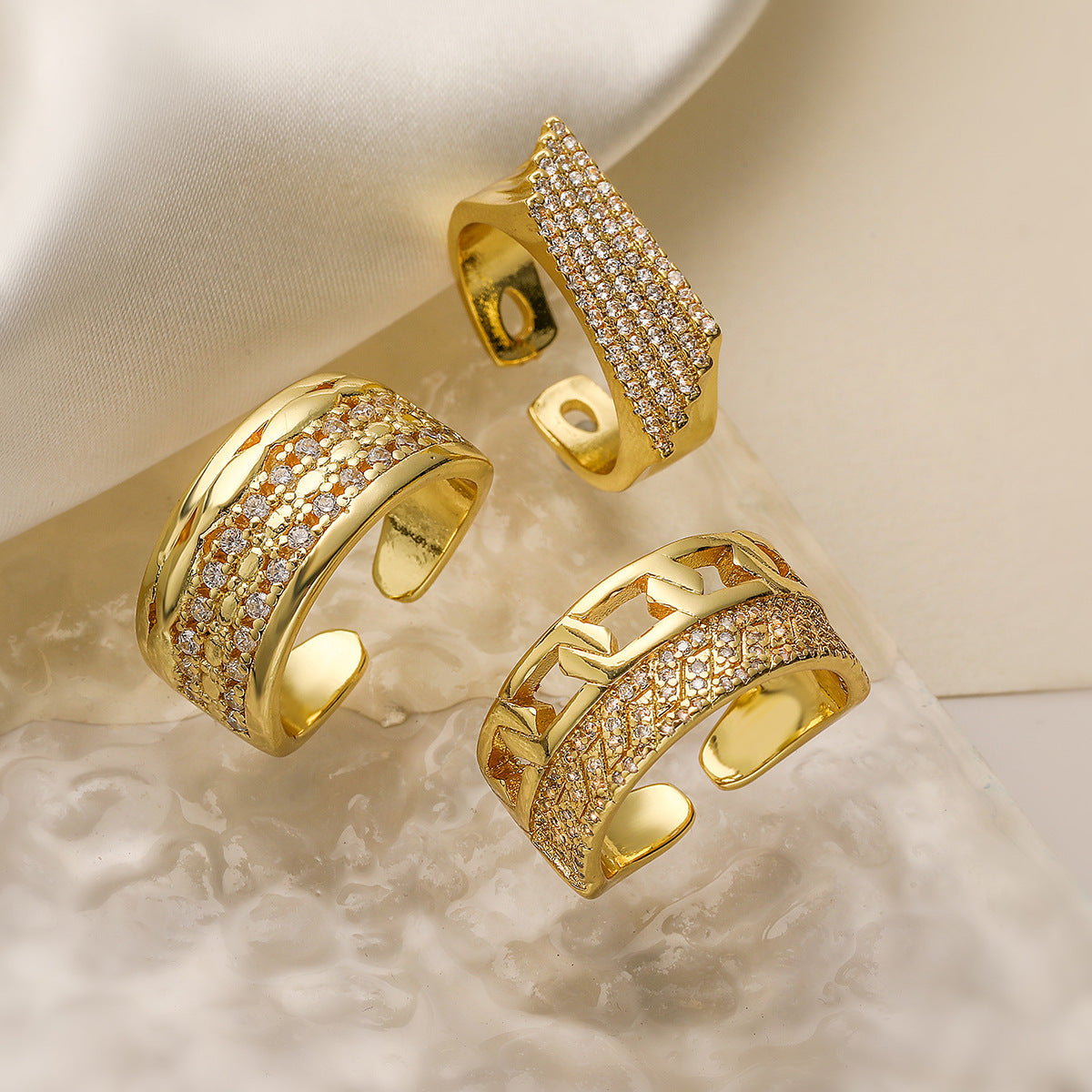 Anello da donna aperto geometrico in rame con placcatura in oro 18 carati e intarsio di zirconi, accessorio di moda minimalista di ispirazione vintage