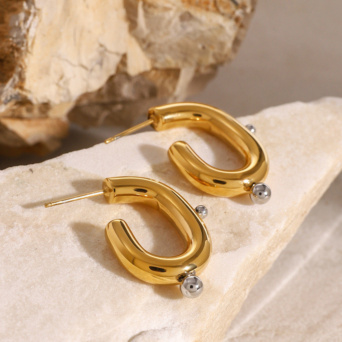Pendientes Minimalistas de Acero Inoxidable en Forma de Letra con Acabado de Acero de Titanio Galvanizado para Mujer