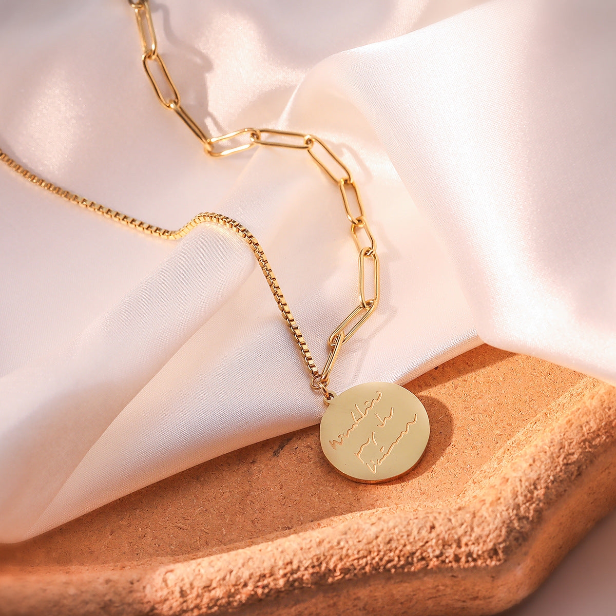 Collana con ciondolo a forma di cuore, in acciaio al titanio, geometrica e minimalista, con bordi irregolari, da abbinare ad altri gioielli