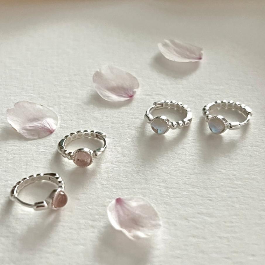 Pendientes minimalistas de fresa con cristal en plata de ley 925 con engaste micro-pavé
