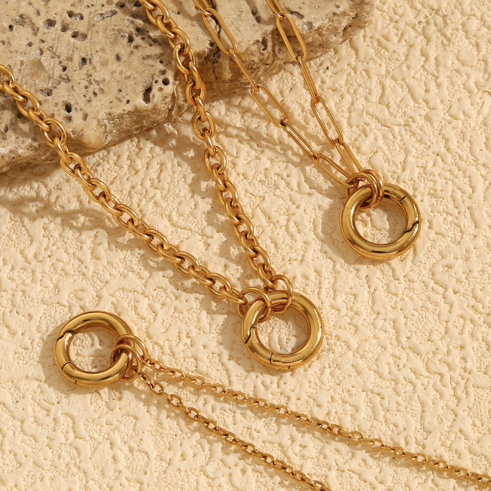 Collana girocollo minimalista ed elegante con ciondolo a barra geometrica in acciaio inossidabile placcato oro 18 carati da donna