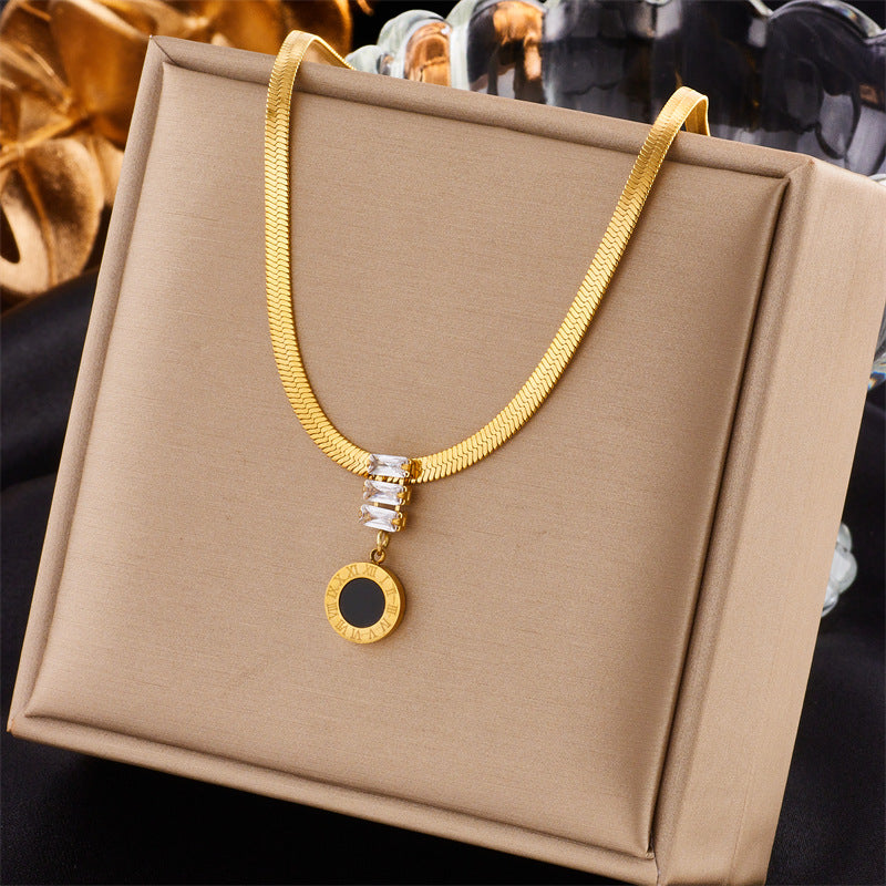 Collana da donna con ciondolo quadrato multistrato irregolare alla moda in acciaio al titanio con intarsio di strass e finitura placcata