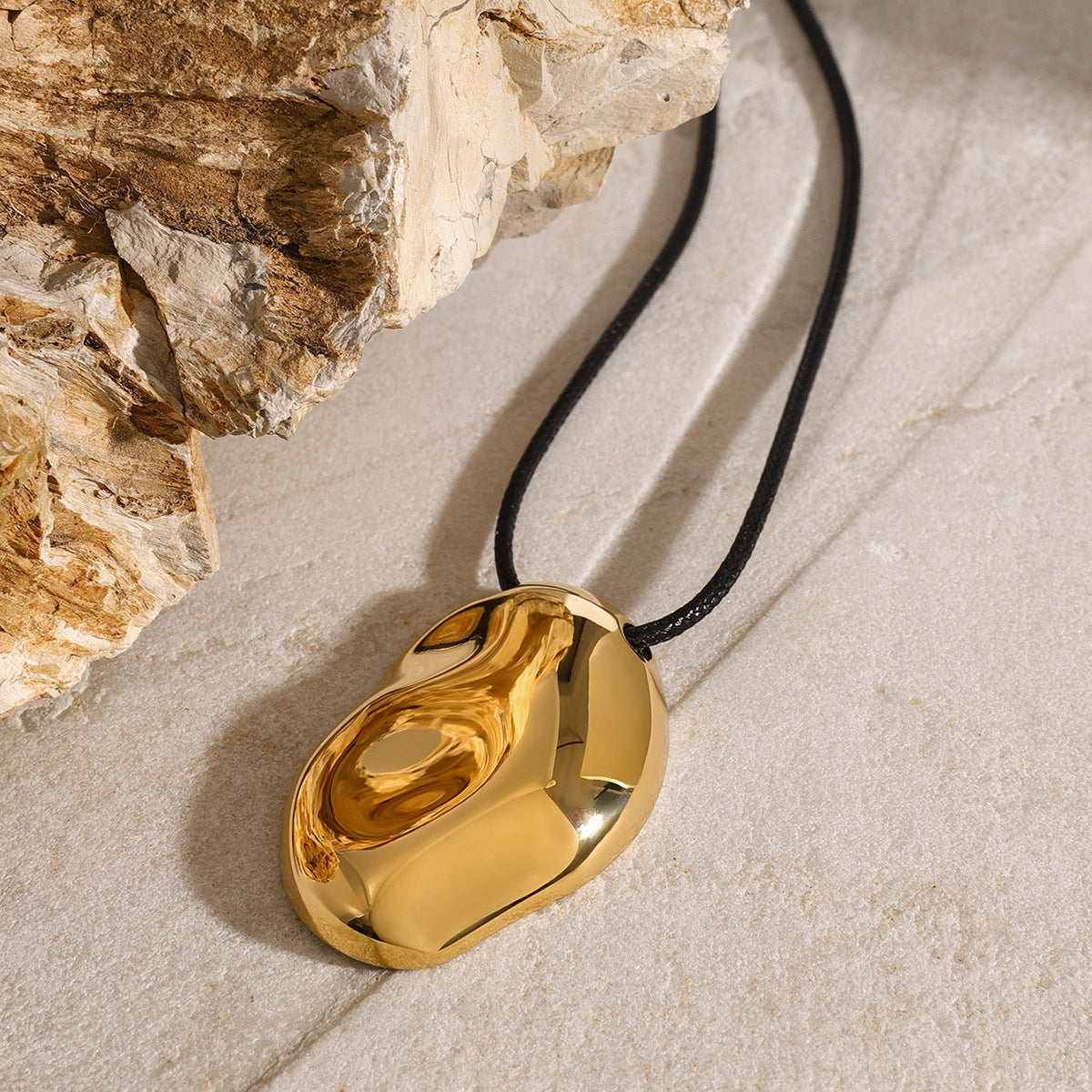 Collana geometrica placcata in acciaio inossidabile con ciondolo in titanio per le donne, catena alla clavicola alla moda