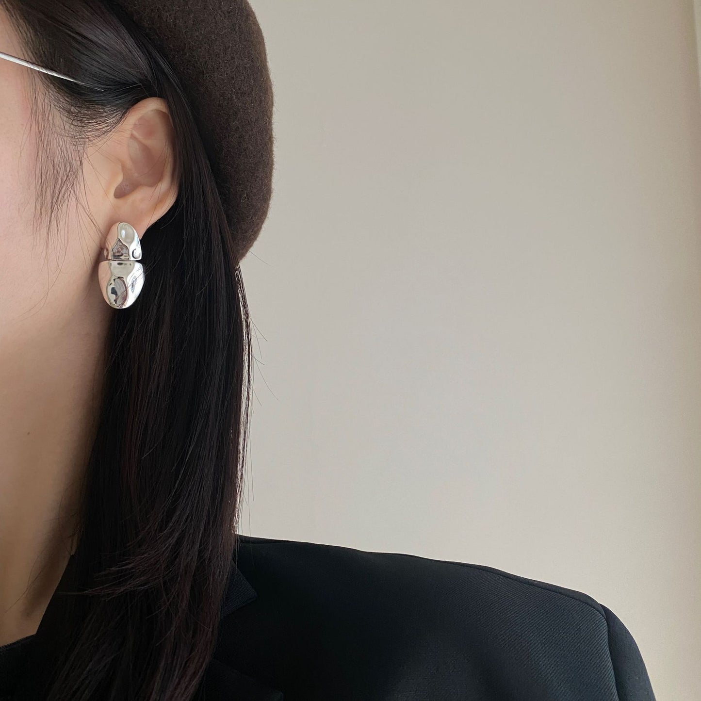 Orecchini minimalisti in argento sterling 925 a forma di goccia asimmetrica con intarsio di perle e nappina