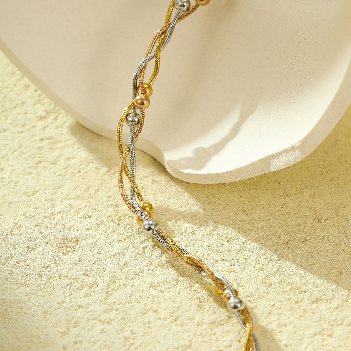 Collar de cadena de serpiente de acero de titanio minimalista y moderno con diseño entrelazado de cuentas para mujer
