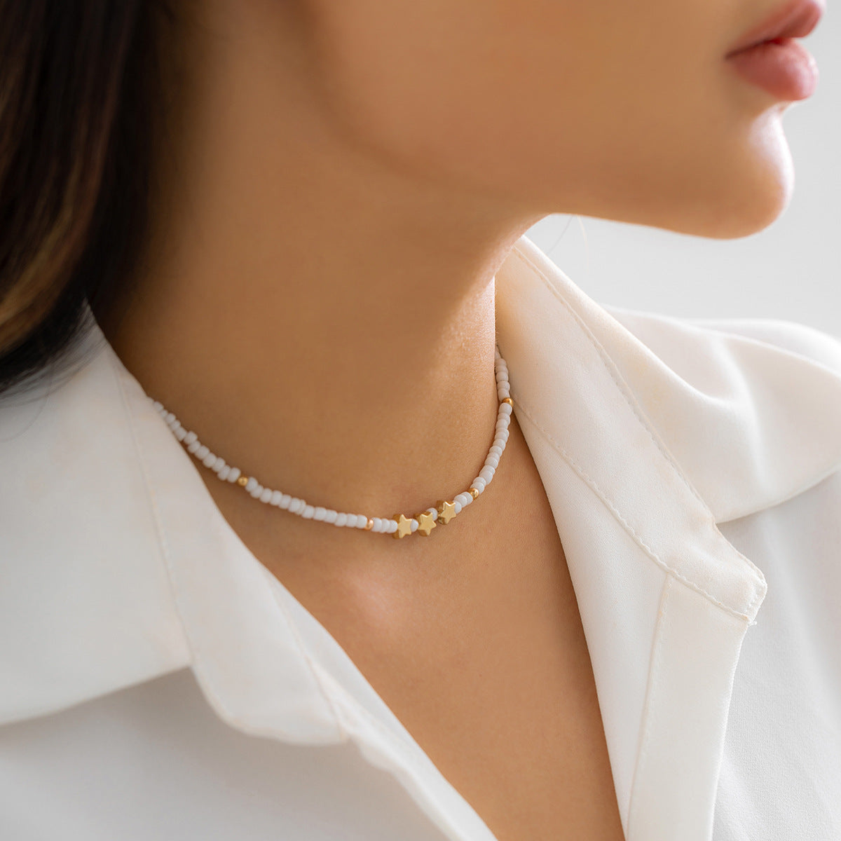 Collana a sospensione geometrica minimalista a forma di stella da donna con perline colorate su catena di perle rotonde