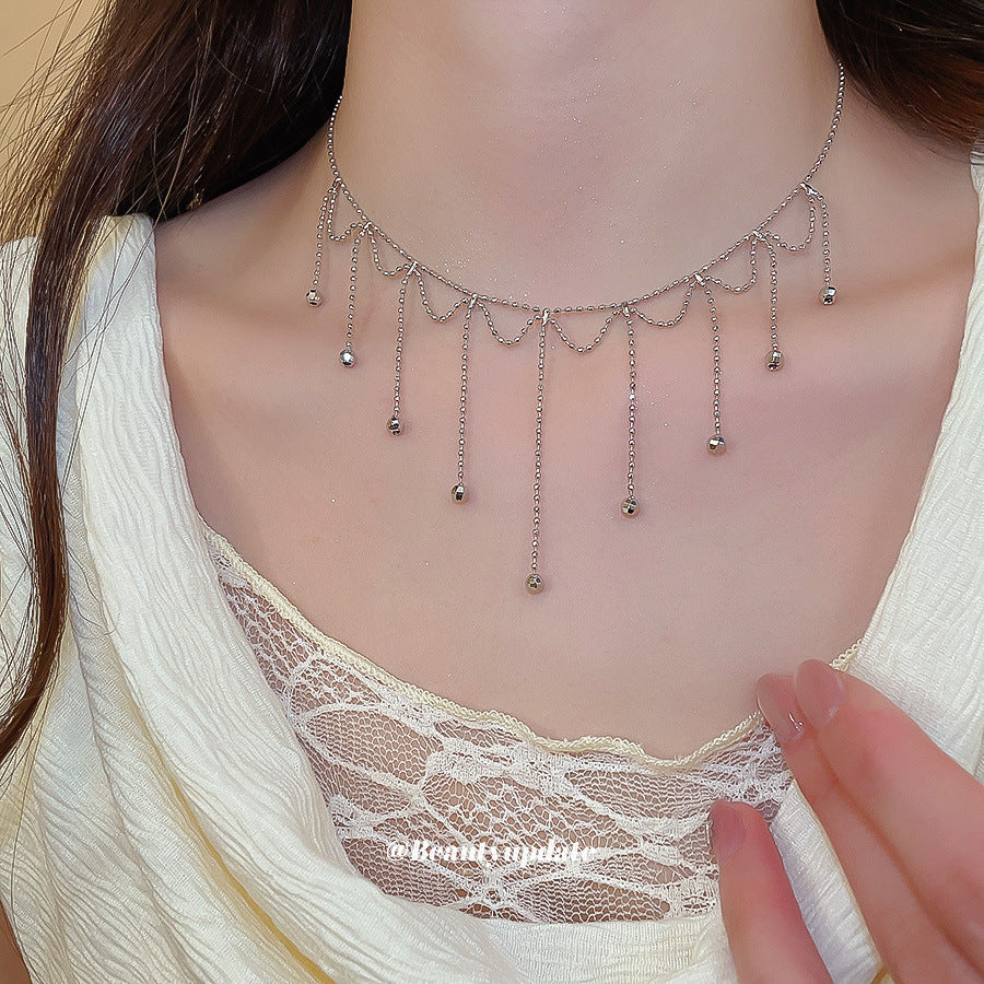 Collana Minimalista Geometrica con Ciondolo a Nappa da Donna con Catena in Metallo Galvanizzato e Design a Lunghezza Clavicola