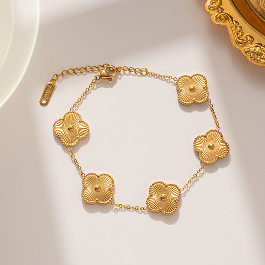 Bracciale minimalista con trifoglio floreale in acciaio al titanio placcato oro 18 carati da donna