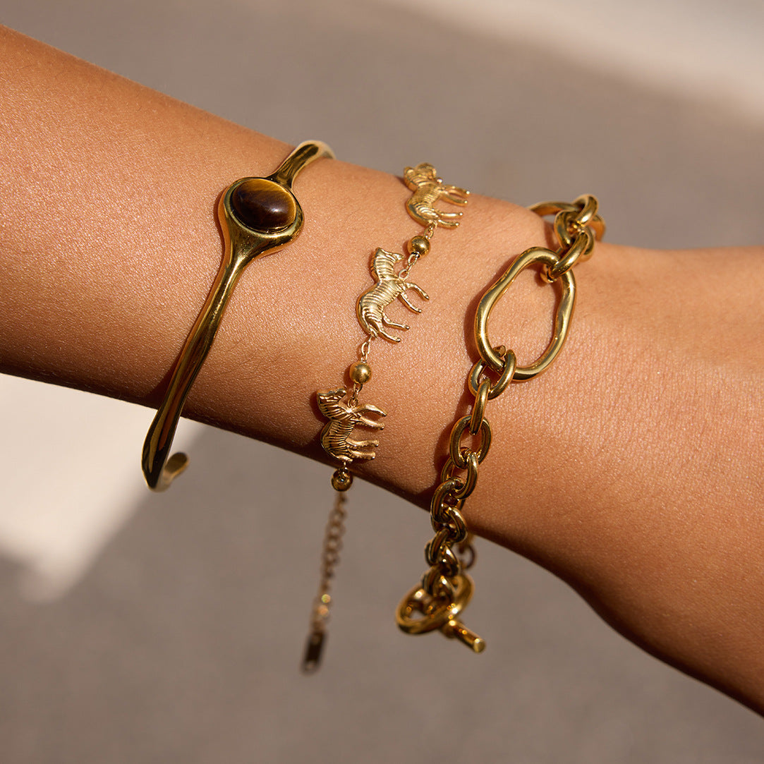 Pulsera Minimalista de Acero Inoxidable para Mujer con Baño de Oro de 18K y Diseño Geométrico de Caballo